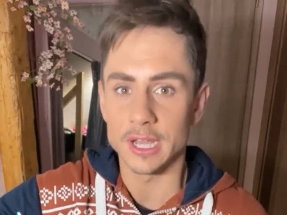 Patjabbers gibt auf dem queeren TikTok-Kanal von EXPRESS.de Weihnachtsfilm-Tipps.