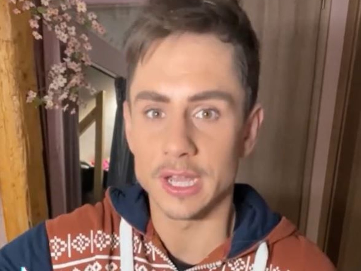 Patjabbers gibt auf dem queeren TikTok-Kanal von EXPRESS.de Weihnachtsfilm-Tipps.