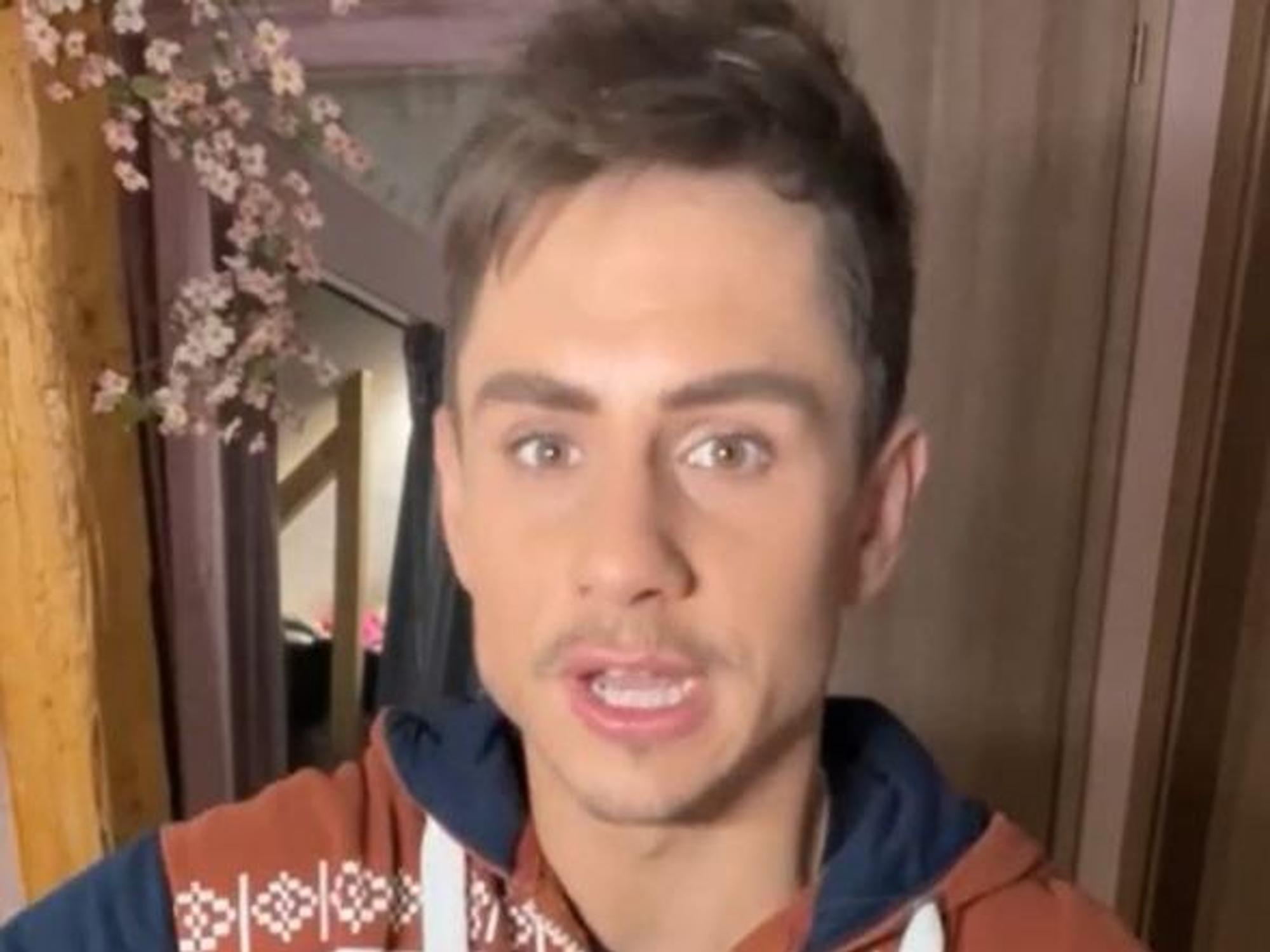 Patjabbers gibt auf dem queeren TikTok-Kanal von EXPRESS.de Weihnachtsfilm-Tipps.