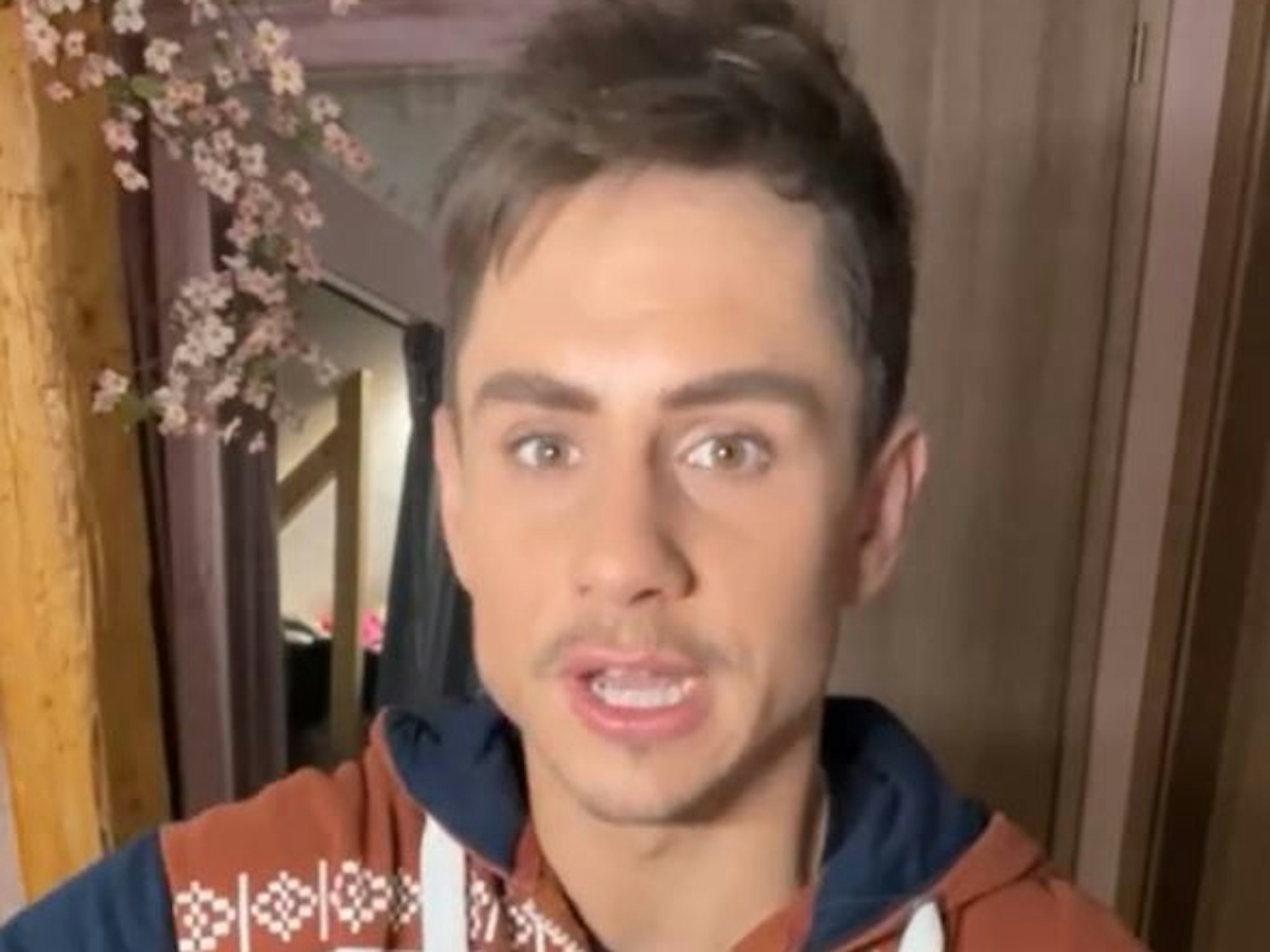 Patjabbers gibt auf dem queeren TikTok-Kanal von EXPRESS.de Weihnachtsfilm-Tipps.