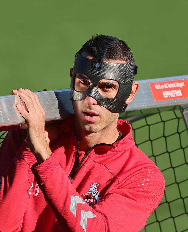 Ellyes Skhiri trägt am Geißbockheim im Training ein Tor.