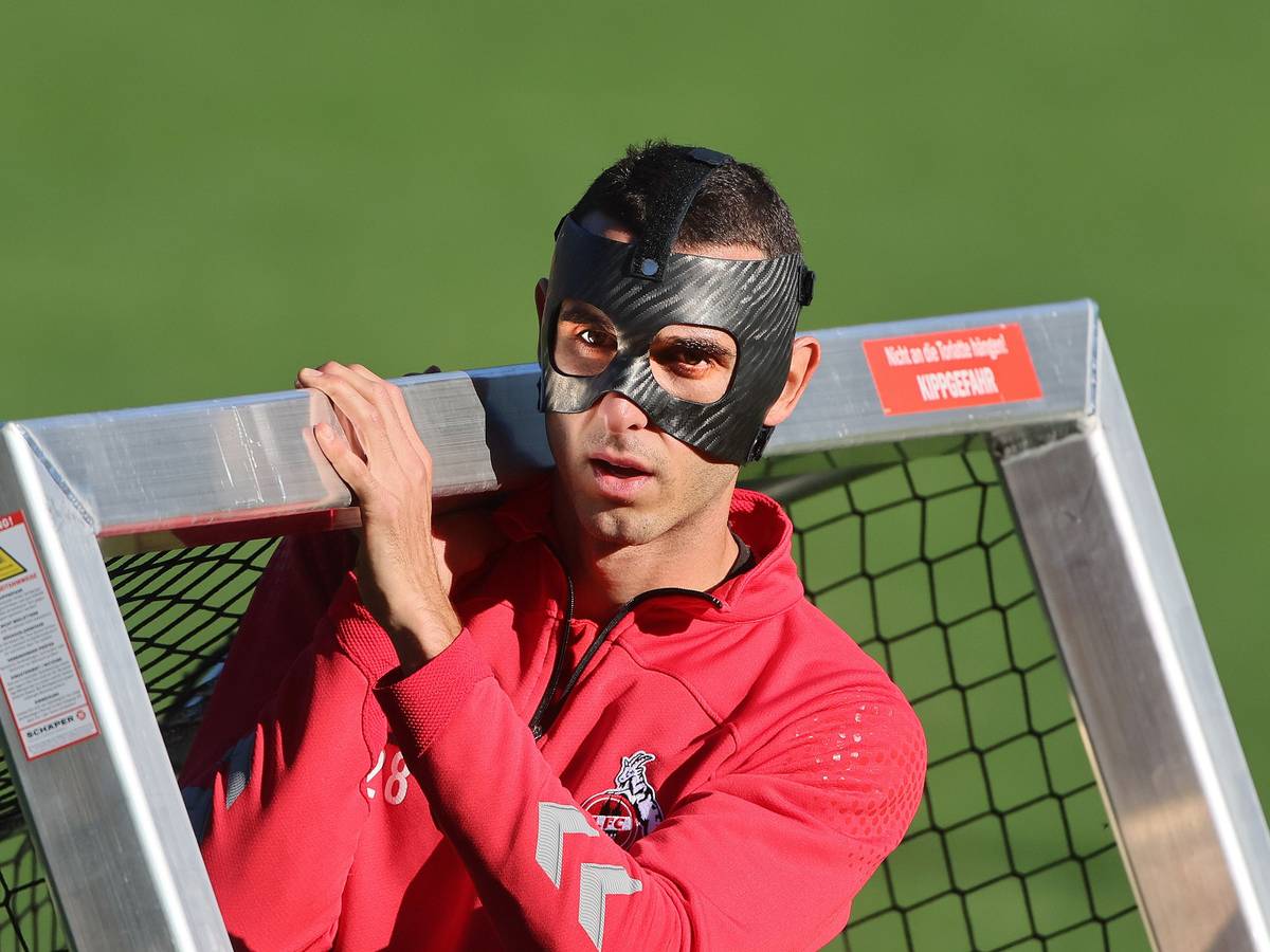 Ellyes Skhiri trägt am Geißbockheim im Training ein Tor.