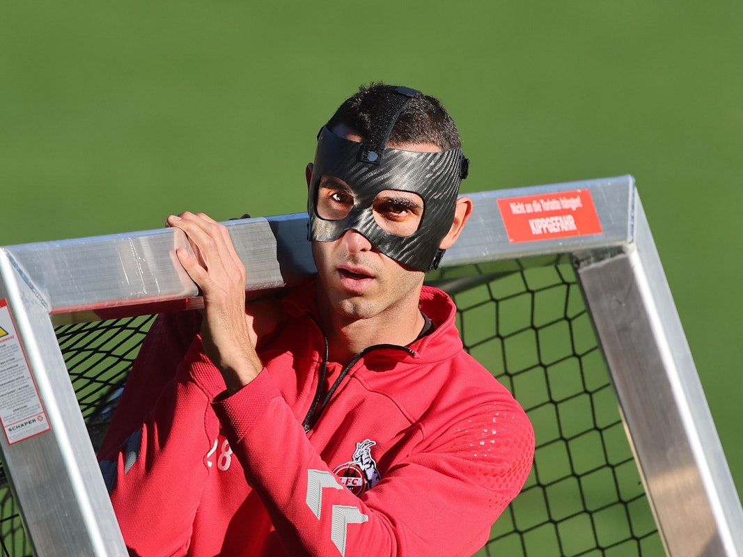 Ellyes Skhiri trägt am Geißbockheim im Training ein Tor.