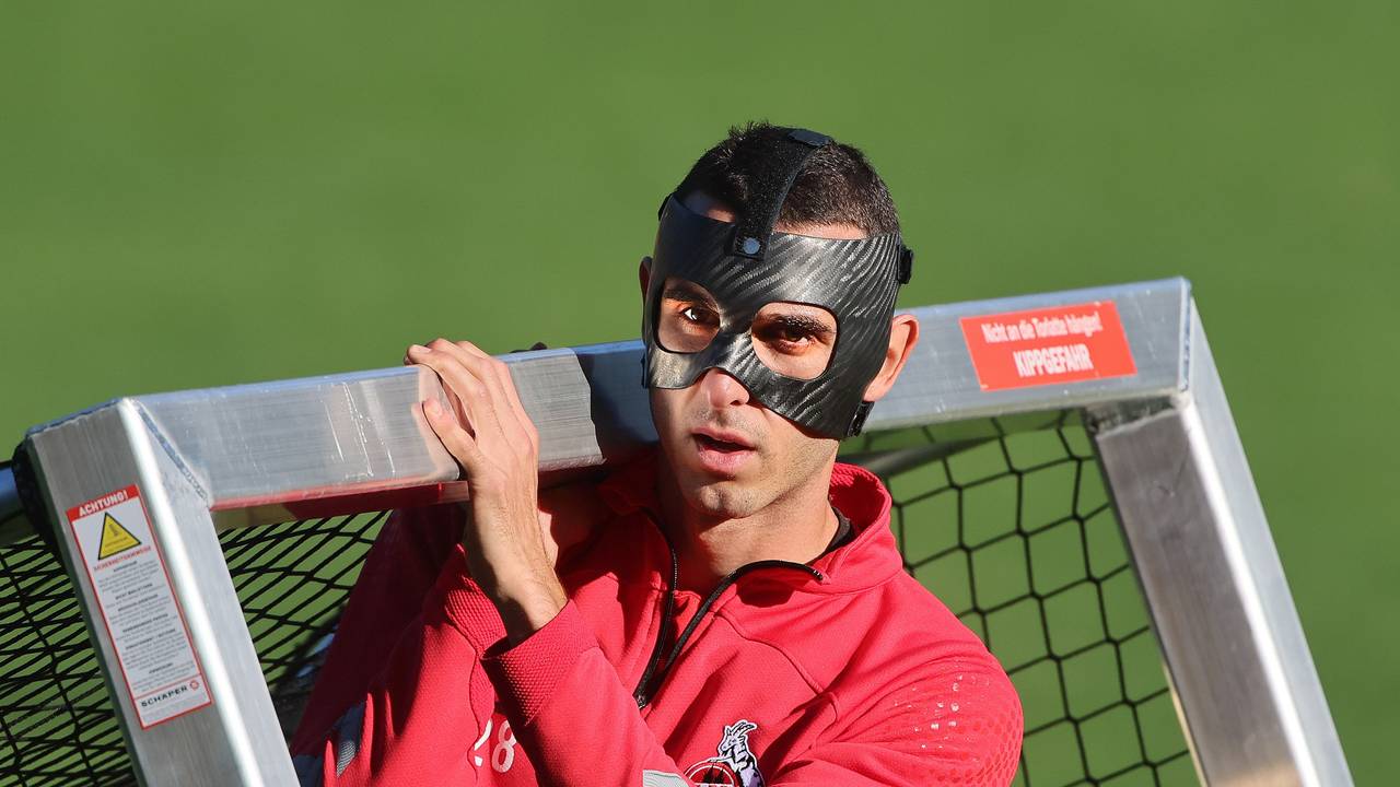 Ellyes Skhiri trägt am Geißbockheim im Training ein Tor.