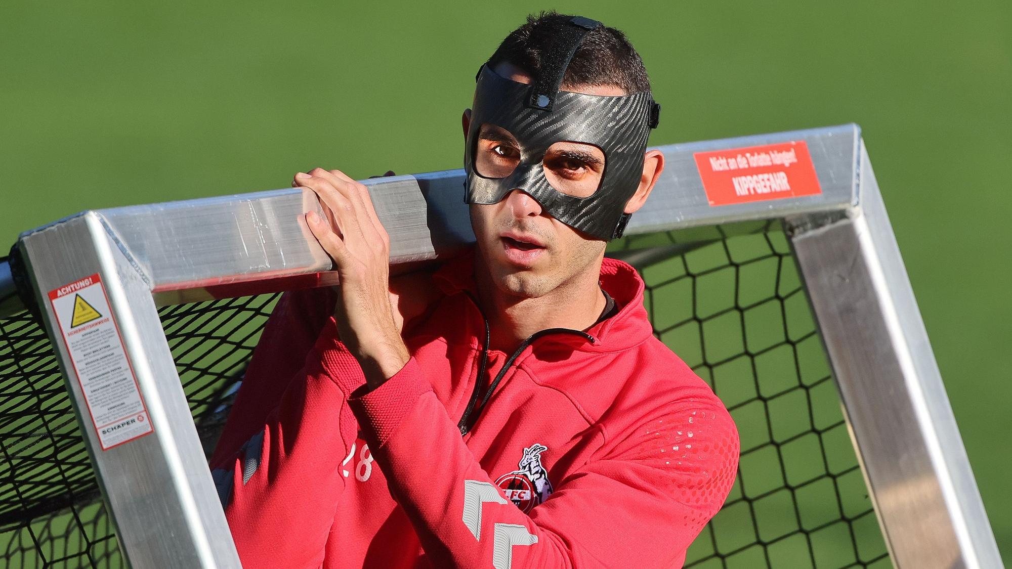 Ellyes Skhiri trägt am Geißbockheim im Training ein Tor.