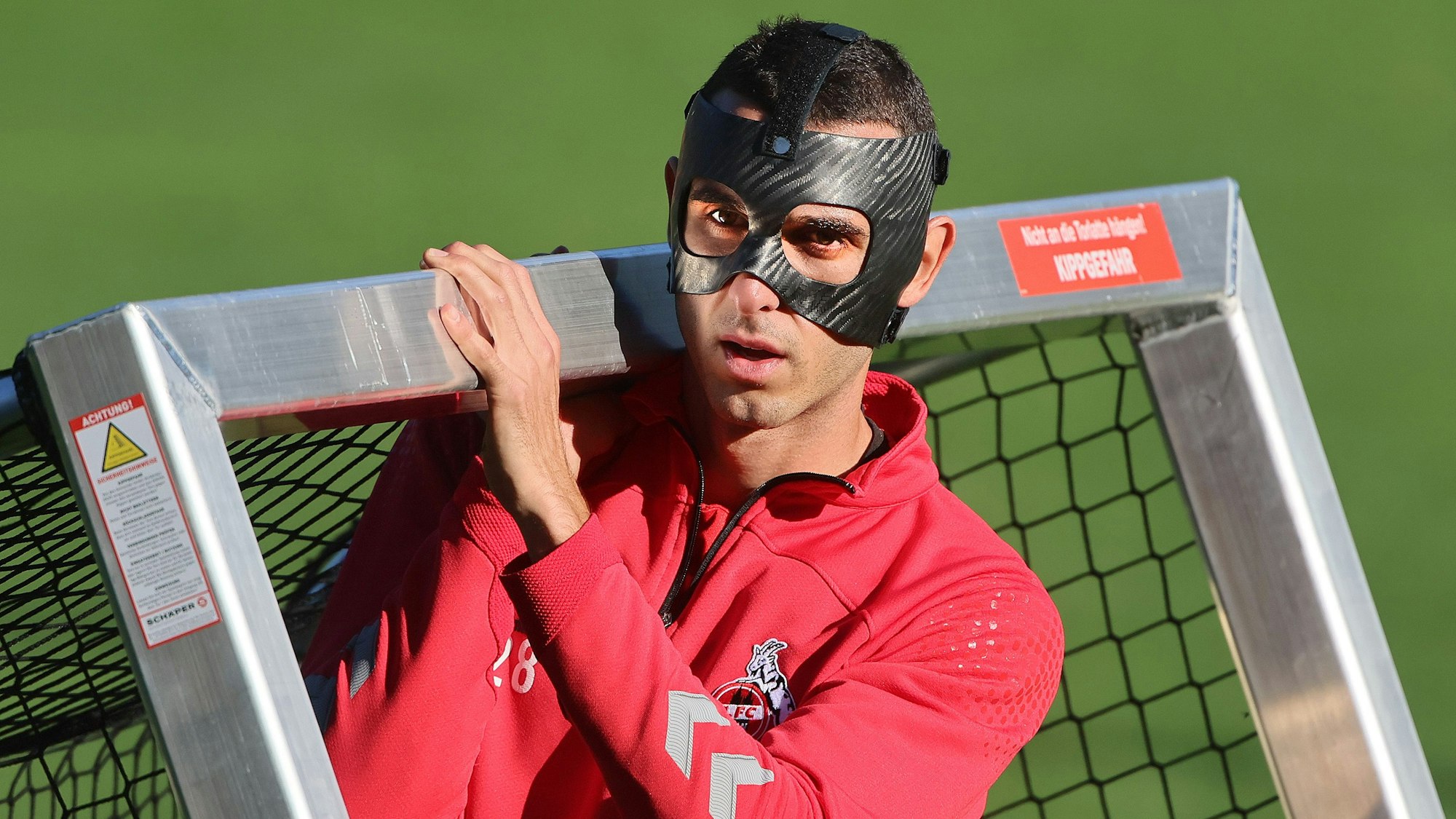 Ellyes Skhiri trägt am Geißbockheim im Training ein Tor.