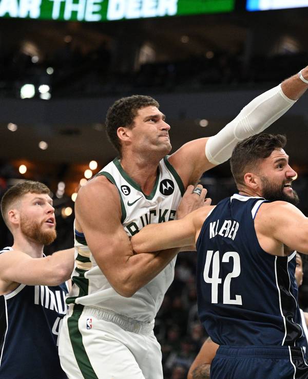 Der deutsche NBA-Profi Maxi Kleber (r.) im Zweikampf mit Brook Lopez von den Milwaukee Bucks.