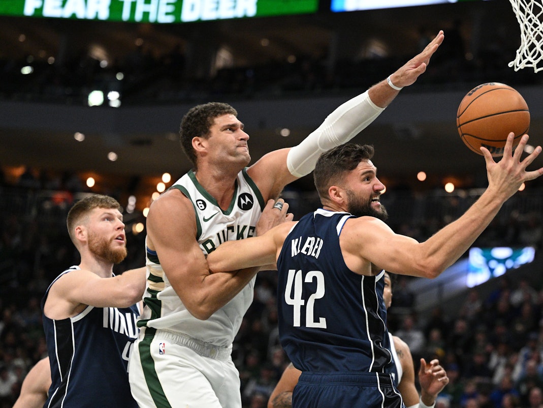 Der deutsche NBA-Profi Maxi Kleber (r.) im Zweikampf mit Brook Lopez von den Milwaukee Bucks.