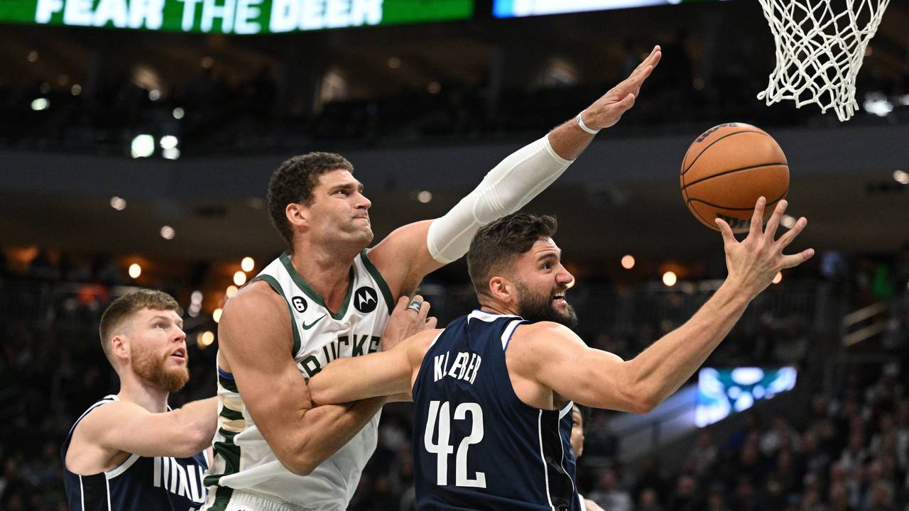 Der deutsche NBA-Profi Maxi Kleber (r.) im Zweikampf mit Brook Lopez von den Milwaukee Bucks.