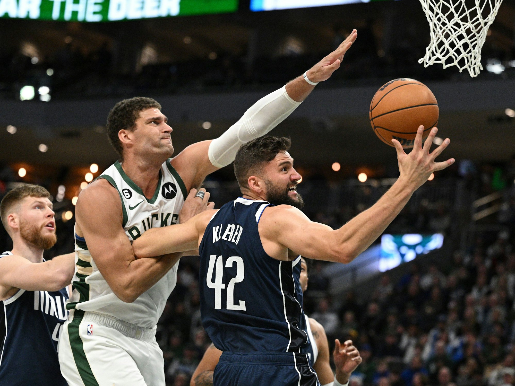 Der deutsche NBA-Profi Maxi Kleber (r.) im Zweikampf mit Brook Lopez von den Milwaukee Bucks.