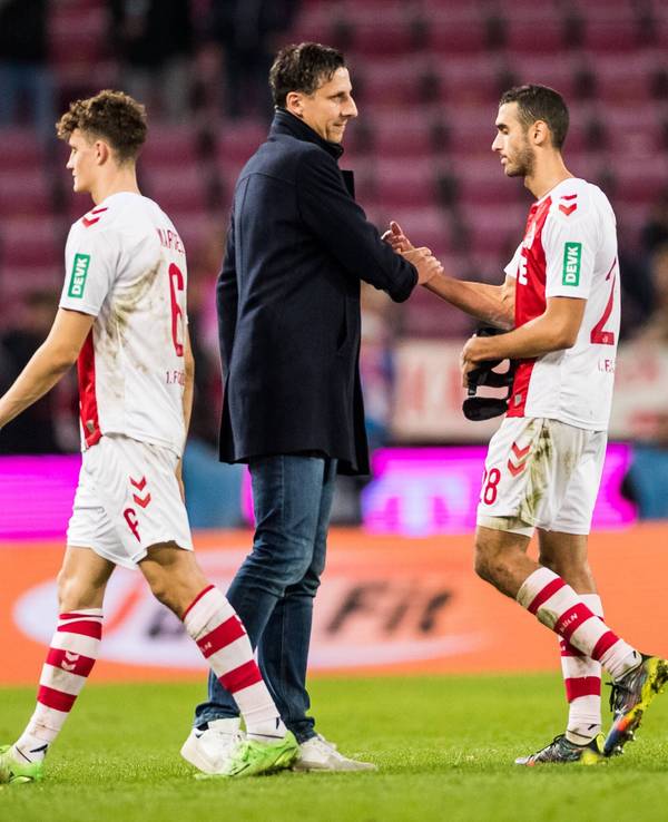 Christian Keller und Ellyes Skhiri klatschen nach der Niederlage des 1. FC Köln gegen Bayer Leverkusen ab.