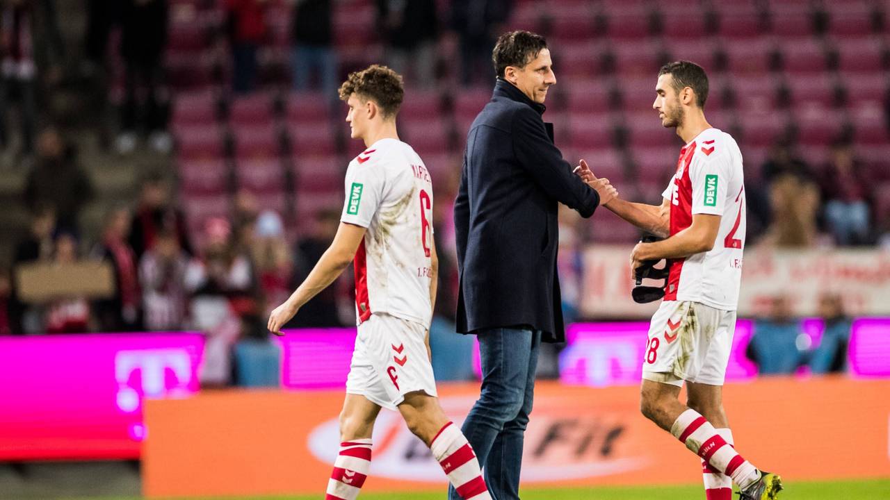 Christian Keller und Ellyes Skhiri klatschen nach der Niederlage des 1. FC Köln gegen Bayer Leverkusen ab.