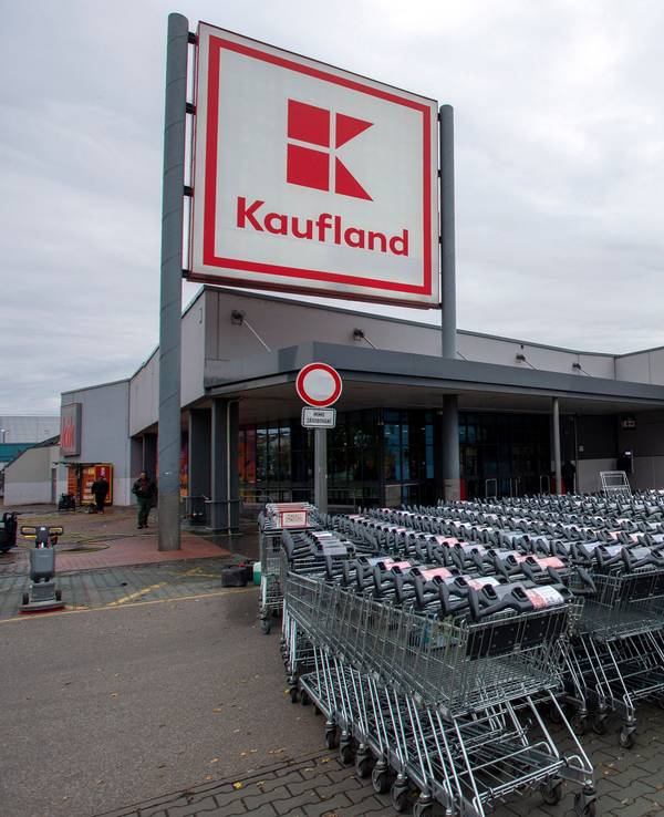Besonders im Osten Europas liegen die Inflationsraten besonders hoch, wie in Tschechien. Unser Foto zeigt eine Filiale in der Hauptstadt Prag. In Polen sorgte eine Filiale mit drastischen Maßnahmen gegen Langfinger für Diskussionen.