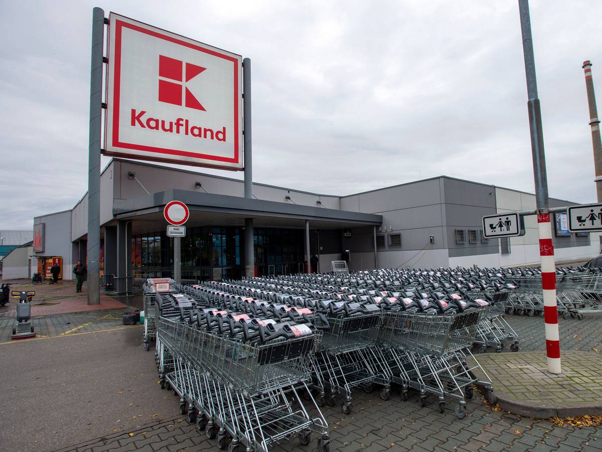 Besonders im Osten Europas liegen die Inflationsraten besonders hoch, wie in Tschechien. Unser Foto zeigt eine Filiale in der Hauptstadt Prag. In Polen sorgte eine Filiale mit drastischen Maßnahmen gegen Langfinger für Diskussionen.