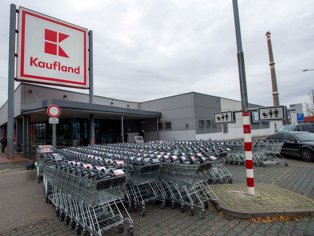 Besonders im Osten Europas liegen die Inflationsraten besonders hoch, wie in Tschechien. Unser Foto zeigt eine Filiale in der Hauptstadt Prag. In Polen sorgte eine Filiale mit drastischen Maßnahmen gegen Langfinger für Diskussionen.