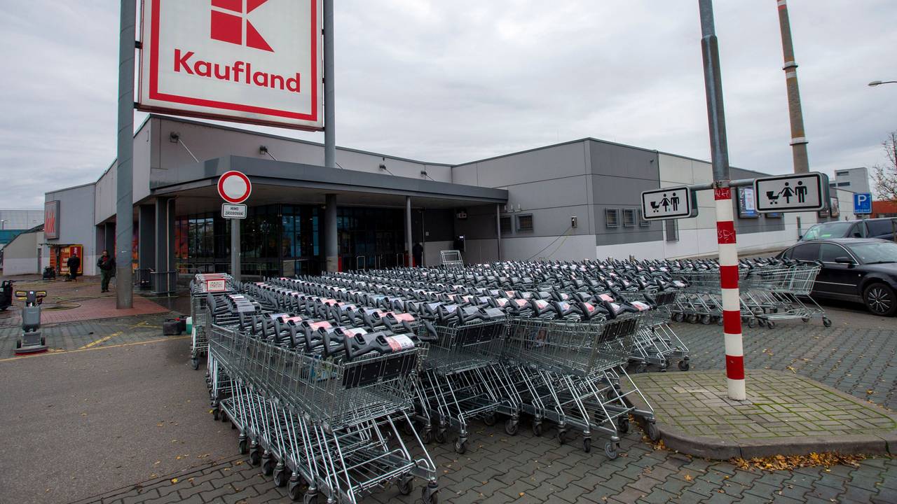 Besonders im Osten Europas liegen die Inflationsraten besonders hoch, wie in Tschechien. Unser Foto zeigt eine Filiale in der Hauptstadt Prag. In Polen sorgte eine Filiale mit drastischen Maßnahmen gegen Langfinger für Diskussionen.