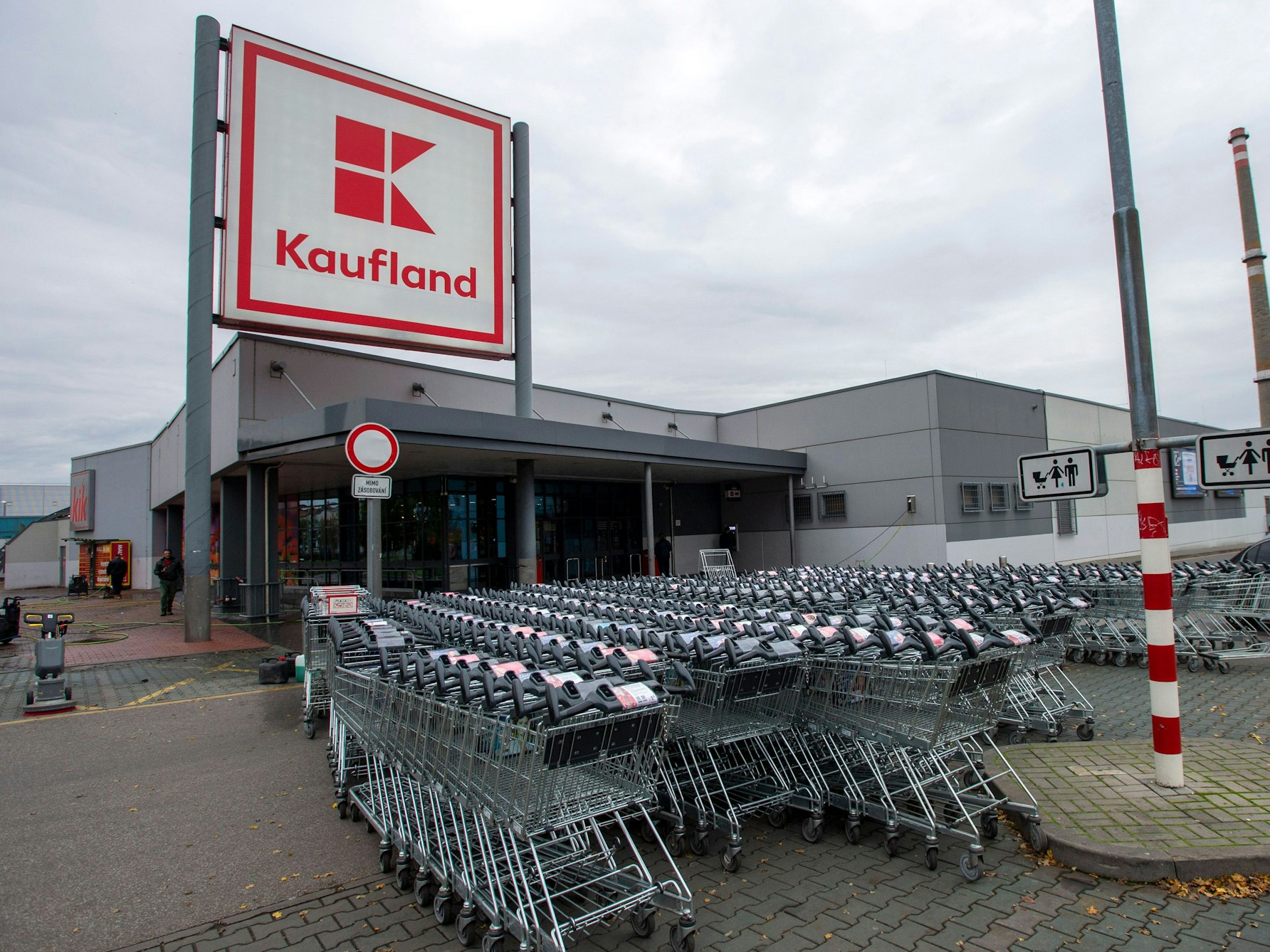 Besonders im Osten Europas liegen die Inflationsraten besonders hoch, wie in Tschechien. Unser Foto zeigt eine Filiale in der Hauptstadt Prag. In Polen sorgte eine Filiale mit drastischen Maßnahmen gegen Langfinger für Diskussionen.