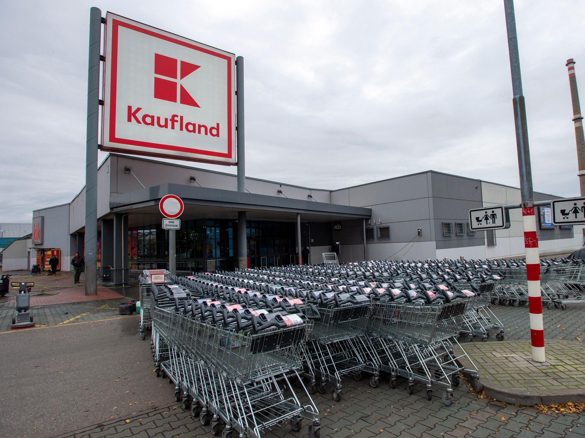 Besonders im Osten Europas liegen die Inflationsraten besonders hoch, wie in Tschechien. Unser Foto zeigt eine Filiale in der Hauptstadt Prag. In Polen sorgte eine Filiale mit drastischen Maßnahmen gegen Langfinger für Diskussionen.