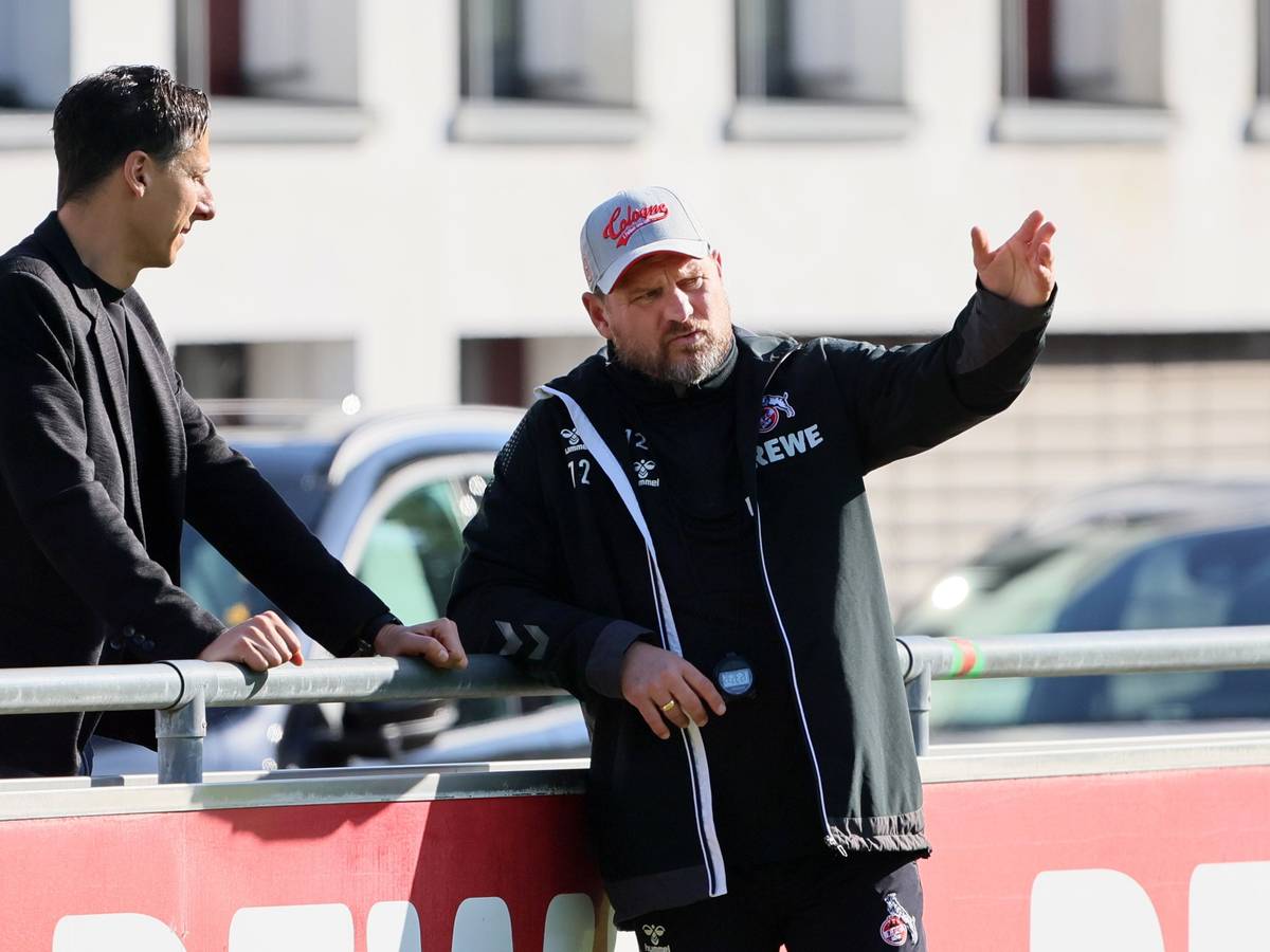 Christian Keller und Steffen Baumgart unterhalten sich während einer Trainingseinheit des 1. FC Köln am Geißbockheim.