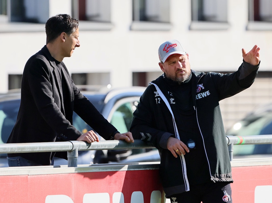Christian Keller und Steffen Baumgart unterhalten sich während einer Trainingseinheit des 1. FC Köln am Geißbockheim.