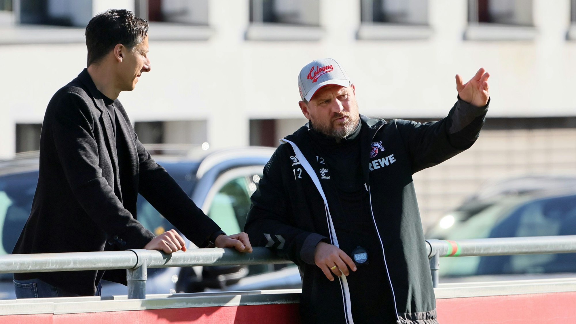 Christian Keller und Steffen Baumgart unterhalten sich während einer Trainingseinheit des 1. FC Köln am Geißbockheim.