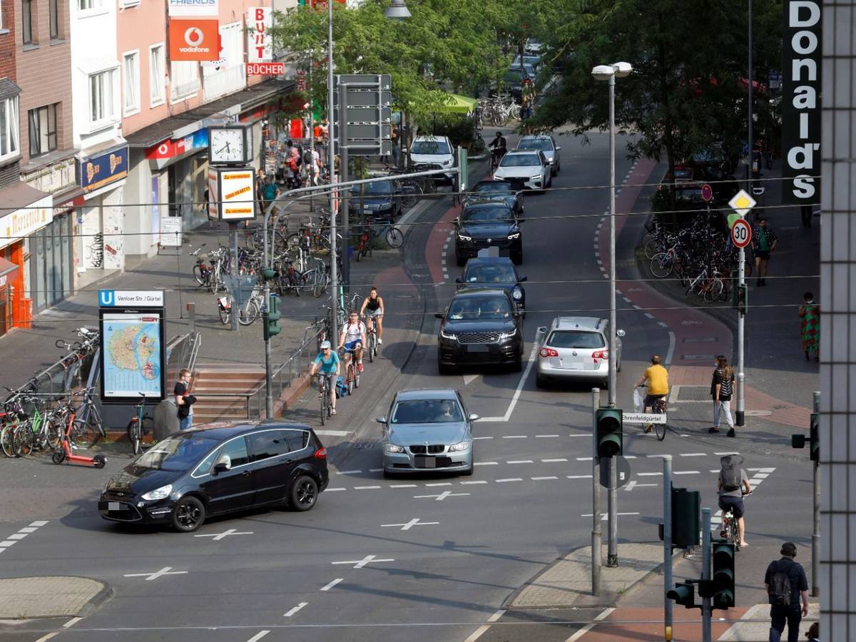 Autos fahren über die Venloer Straße in Köln.