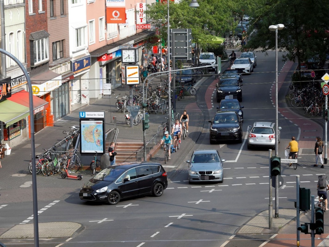 Autos fahren über die Venloer Straße in Köln.