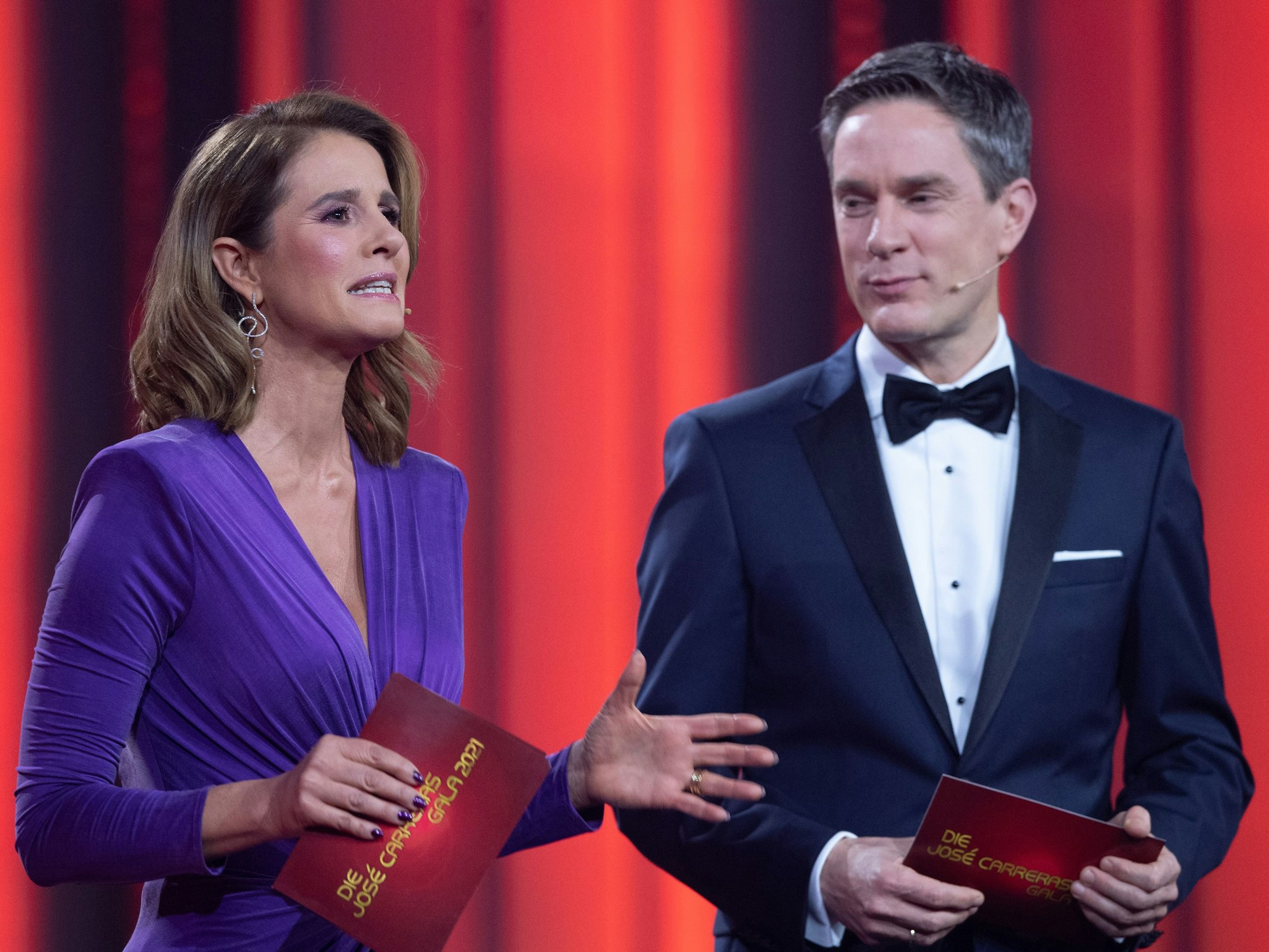 Moderatorin Mareile Höppner und Moderator Sven Lorig stehen während der José Carreras Gala in Leipzig auf der Bühne. Die Sendung wird live im MDR übertragen. Internationale und nationale Stars treten für den Kampf gegen Leukämie und andere Blut- und Knochenmarkserkrankungen auf.