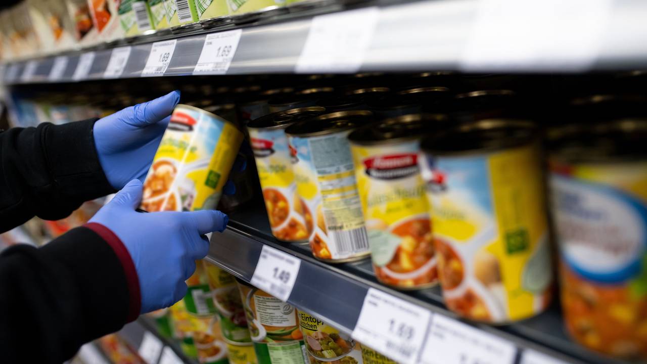 Blick auf verschiedene Dosen-Produkte in einem Supermarkt (Symbolbild): Ein Hersteller hat jetzt einen Ravioli-Rückruf gestartet.