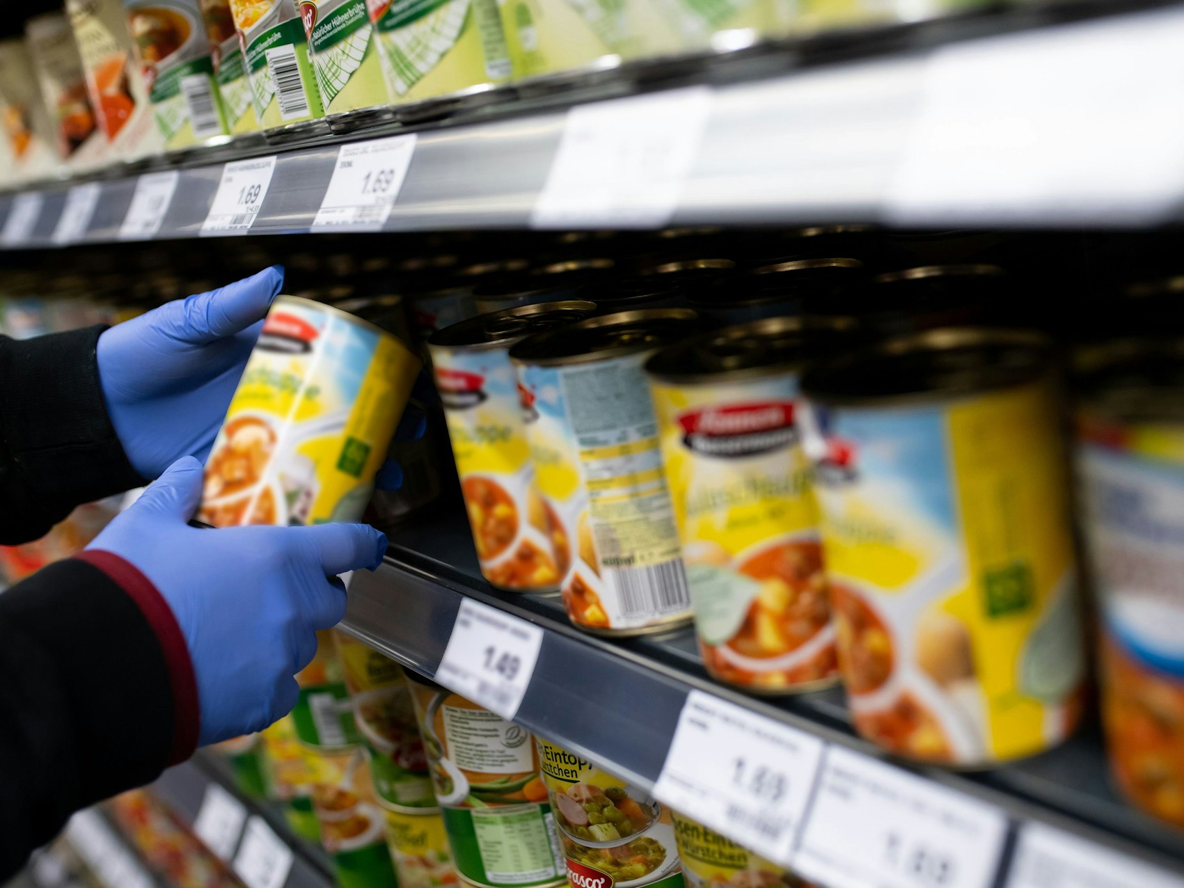 Blick auf verschiedene Dosen-Produkte in einem Supermarkt (Symbolbild): Ein Hersteller hat jetzt einen Ravioli-Rückruf gestartet.
