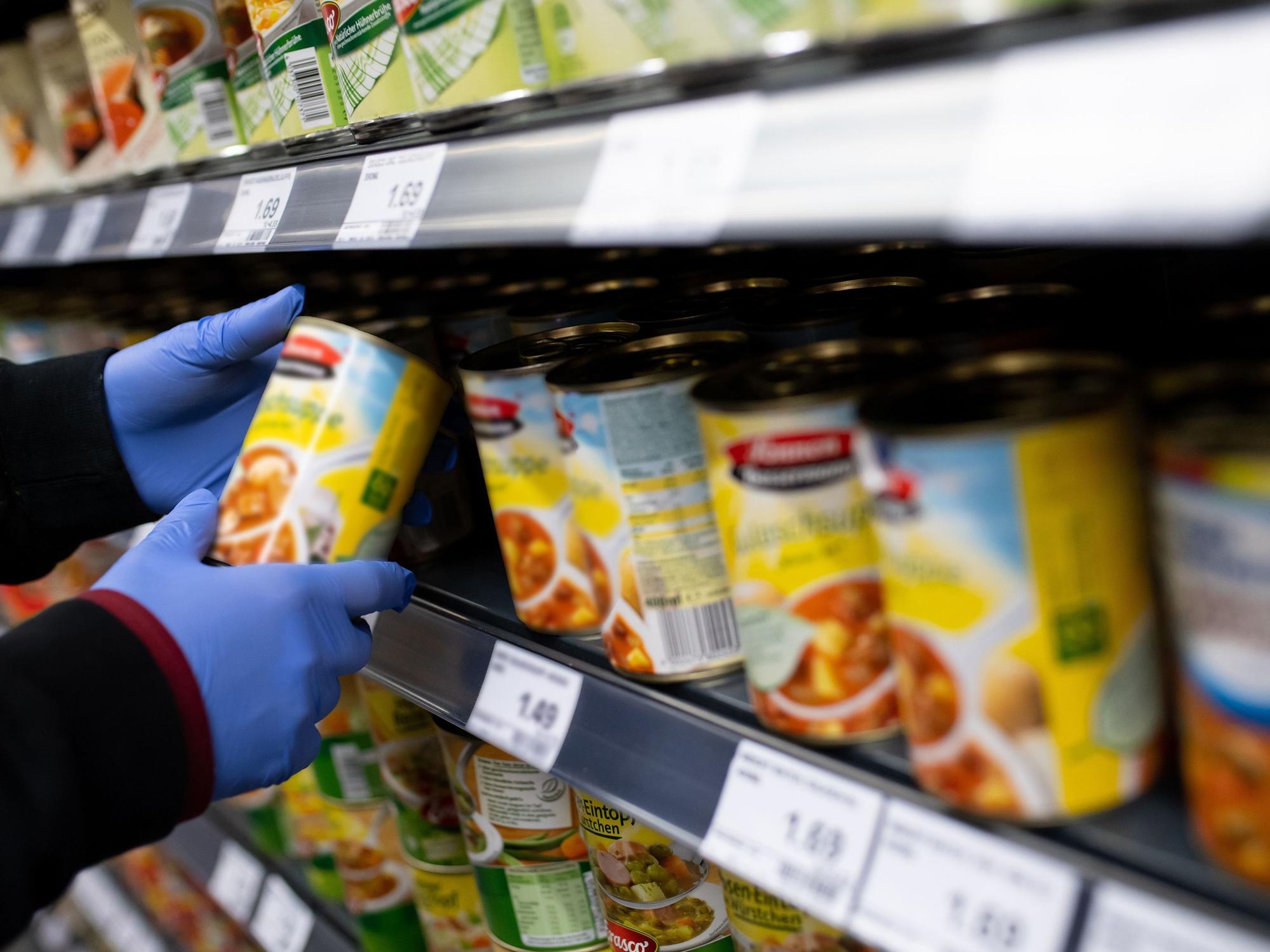 Blick auf verschiedene Dosen-Produkte in einem Supermarkt (Symbolbild): Ein Hersteller hat jetzt einen Ravioli-Rückruf gestartet.