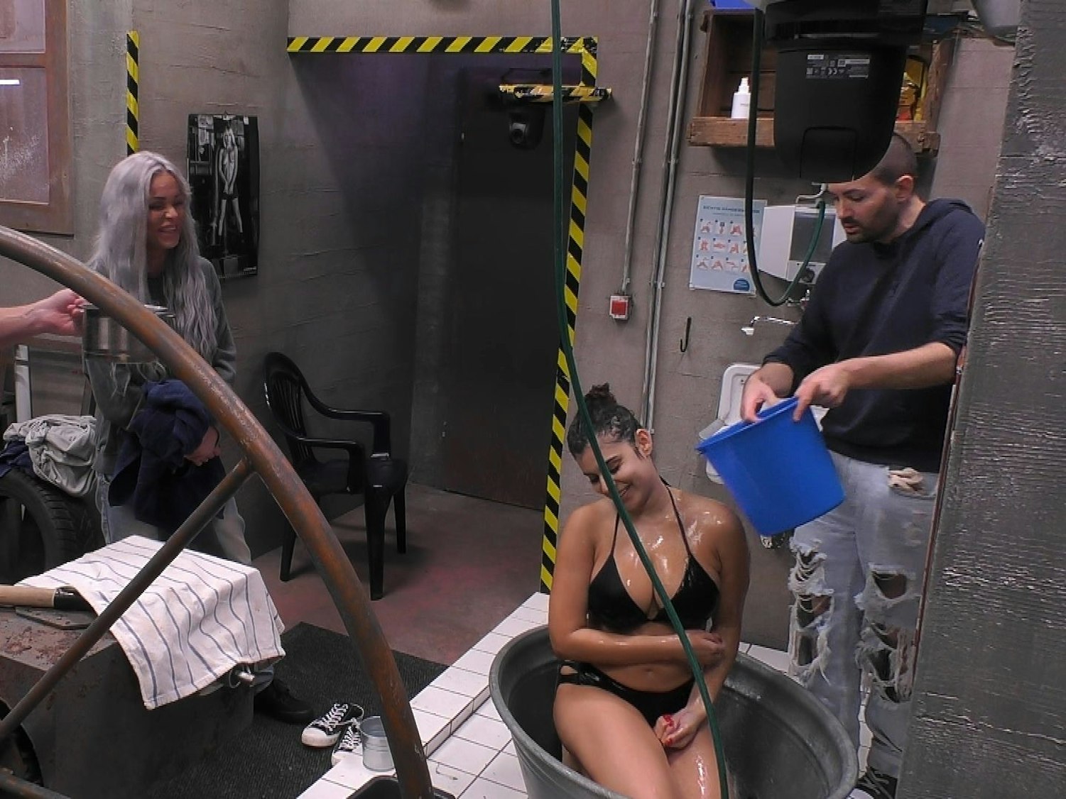 Menderes sorgt bei „Promi Big Brother“ dafür, dass Tanja eine lauwarme Dusche bekommt.