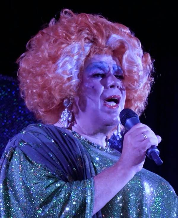 Der 64-jährige Pfarrer Nulf Schade-James steht als Drag-Queen auf der Bühne.
