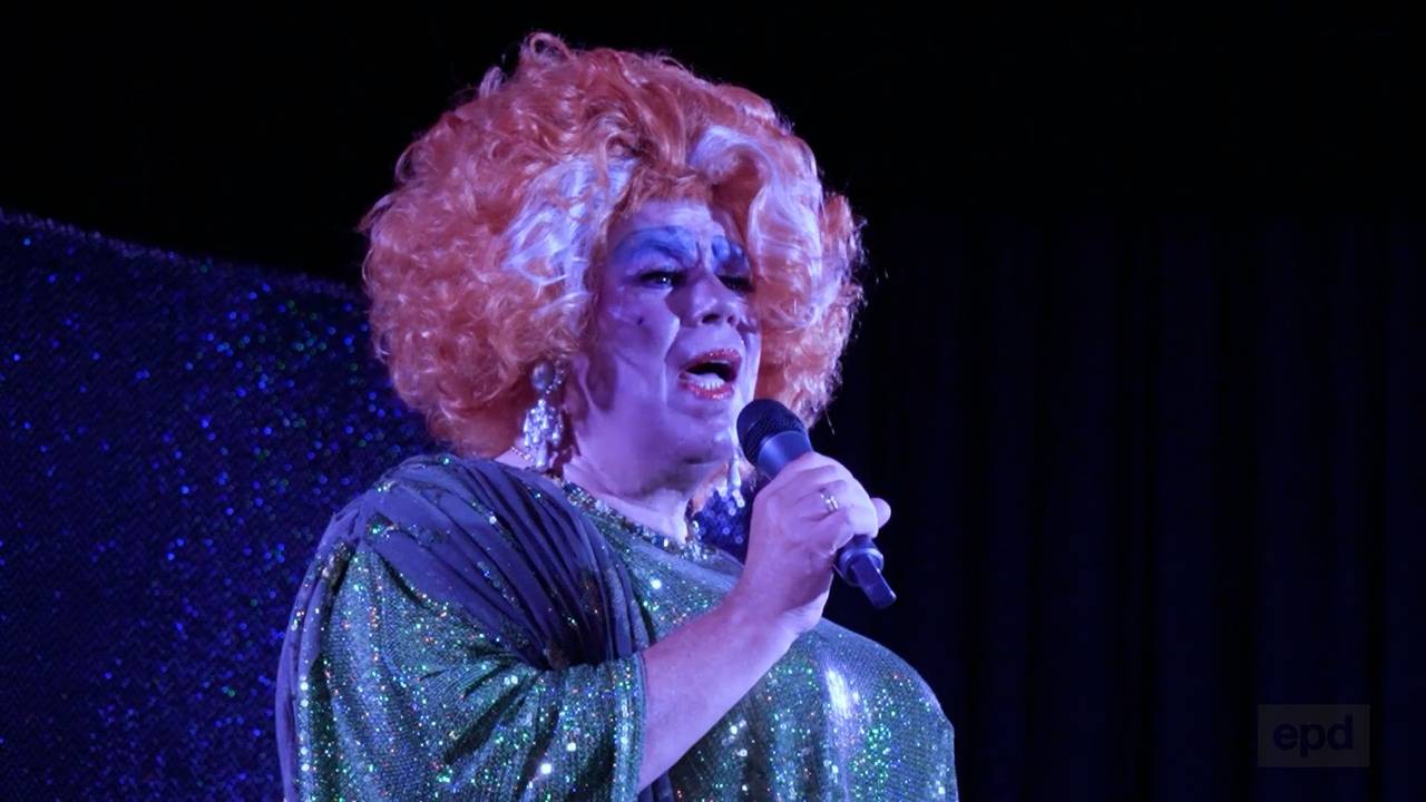 Der 64-jährige Pfarrer Nulf Schade-James steht als Drag-Queen auf der Bühne.