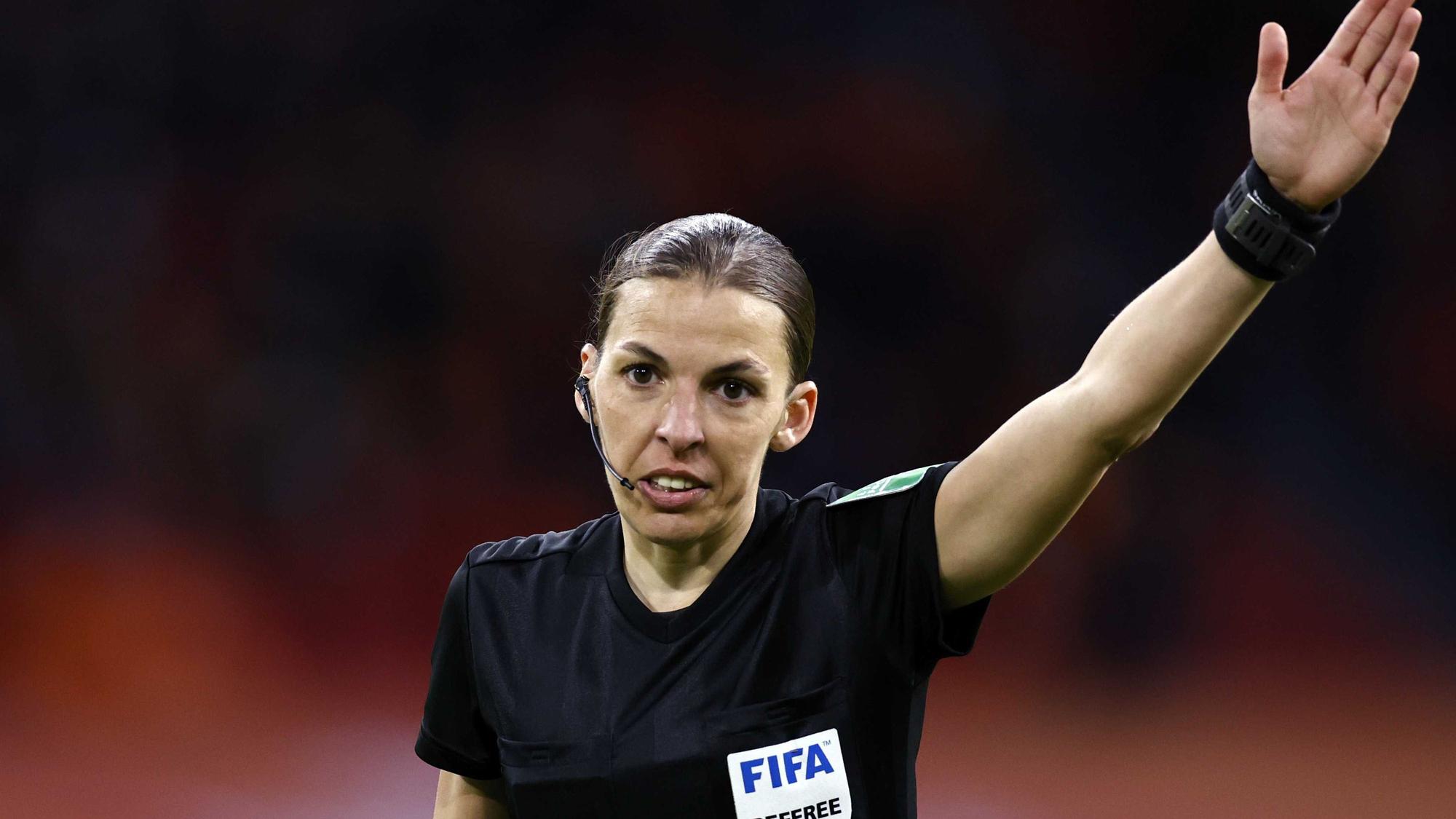 Stephanie Frappart gestikuliert während eines Fußballspiels