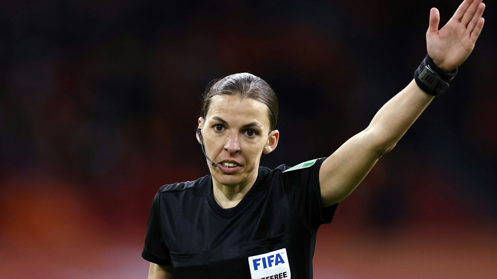 Stephanie Frappart gestikuliert während eines Fußballspiels