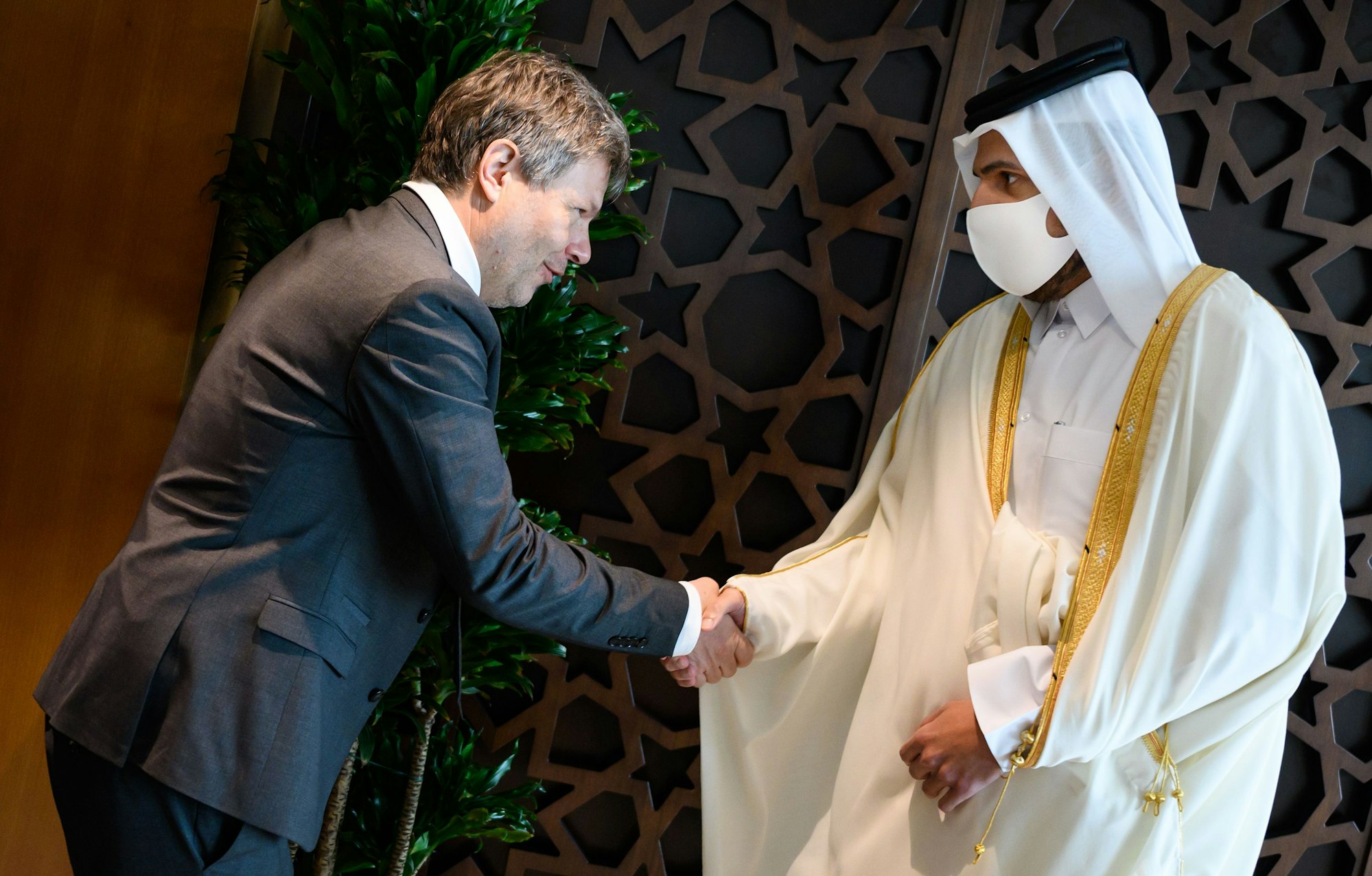 Robert Habeck (l, Bündnis 90/Die Grünen), Bundesminister für Wirtschaft und Klimaschutz, und Scheich Mohammed bin Hamad bin Kasim al-Abdullah Al Thani, Minister für Handel und Industrie von Kata