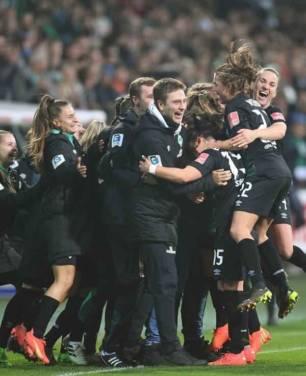 Werder Bremens Frauenteam jubelt am 26. November 2022 über das 1:0 durch Nina Lührßen (verdeckt).