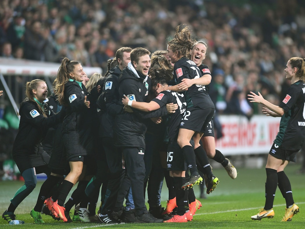 Werder Bremens Frauenteam jubelt am 26. November 2022 über das 1:0 durch Nina Lührßen (verdeckt).