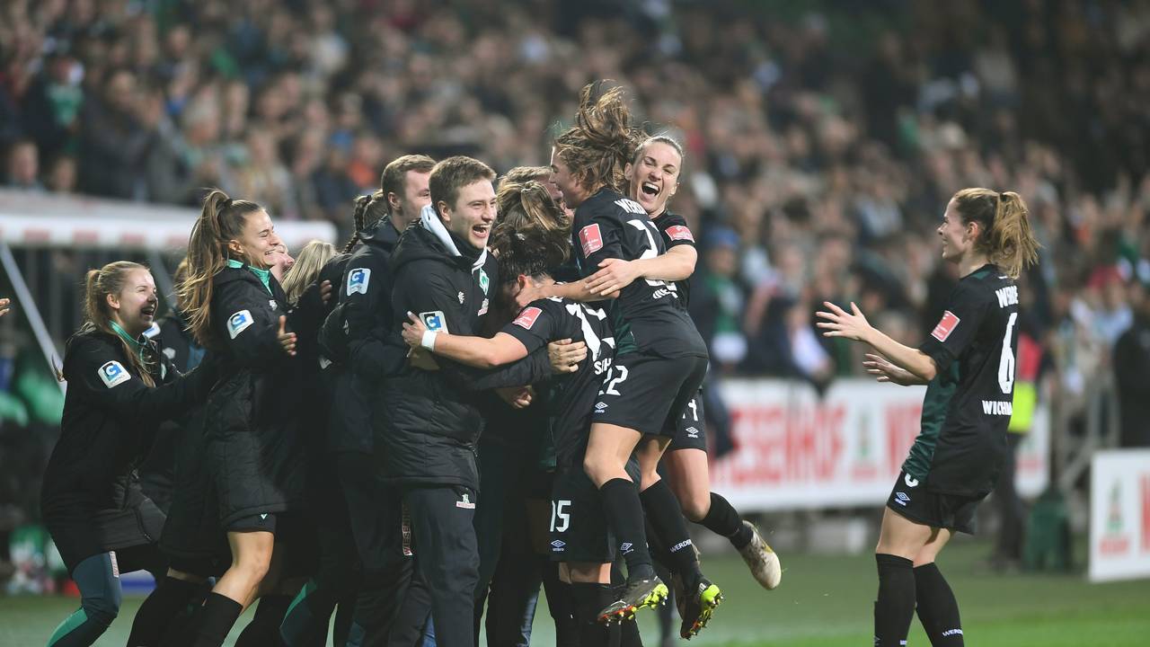 Werder Bremens Frauenteam jubelt am 26. November 2022 über das 1:0 durch Nina Lührßen (verdeckt).