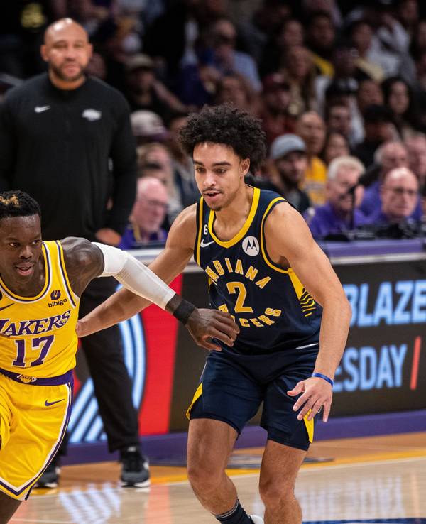 Basketball-Nationalspieler Dennis Schröder (l, 17) am Ball neben Andrew Nembhard (M) von den Indiana Pacers.