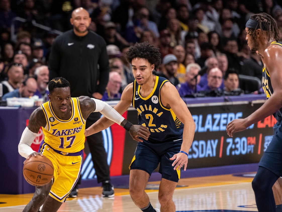 Basketball-Nationalspieler Dennis Schröder (l, 17) am Ball neben Andrew Nembhard (M) von den Indiana Pacers.