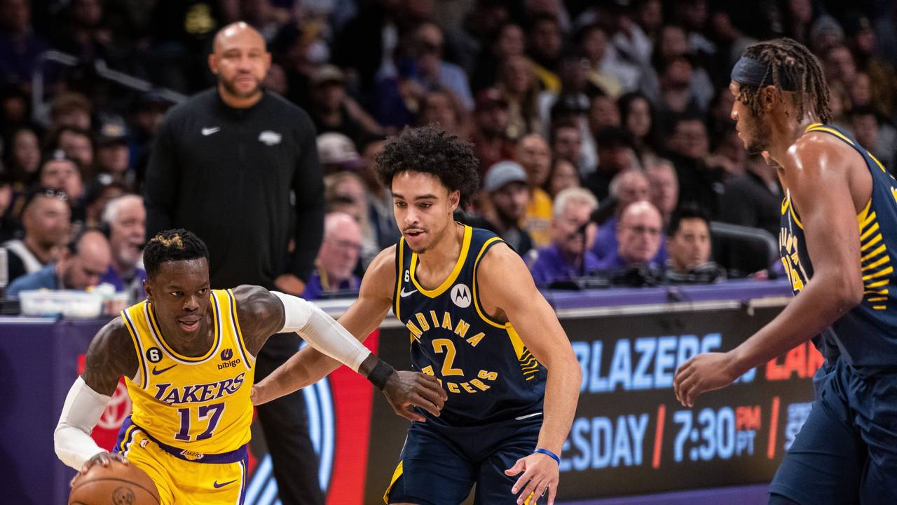 Basketball-Nationalspieler Dennis Schröder (l, 17) am Ball neben Andrew Nembhard (M) von den Indiana Pacers.