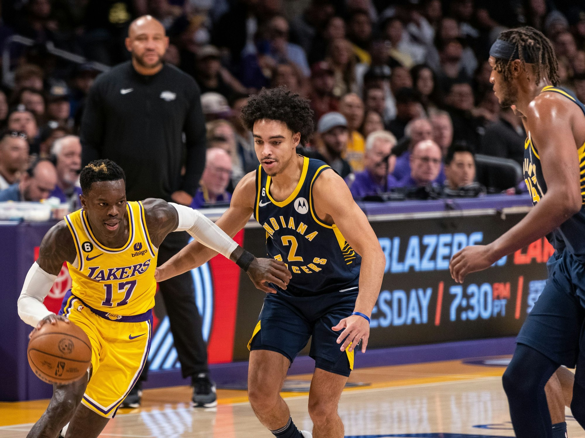 Basketball-Nationalspieler Dennis Schröder (l, 17) am Ball neben Andrew Nembhard (M) von den Indiana Pacers.