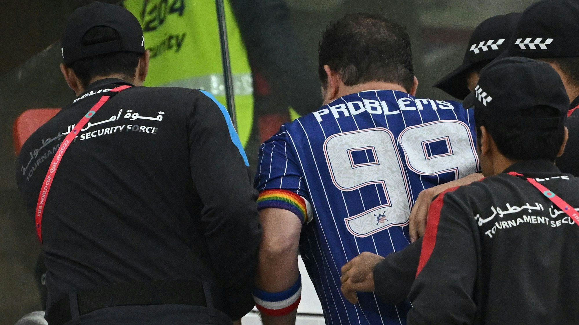 Ein Fan wird am Rande des WM-Spiels zwischen Iran und den USA aus dem Stadion abgeführt.