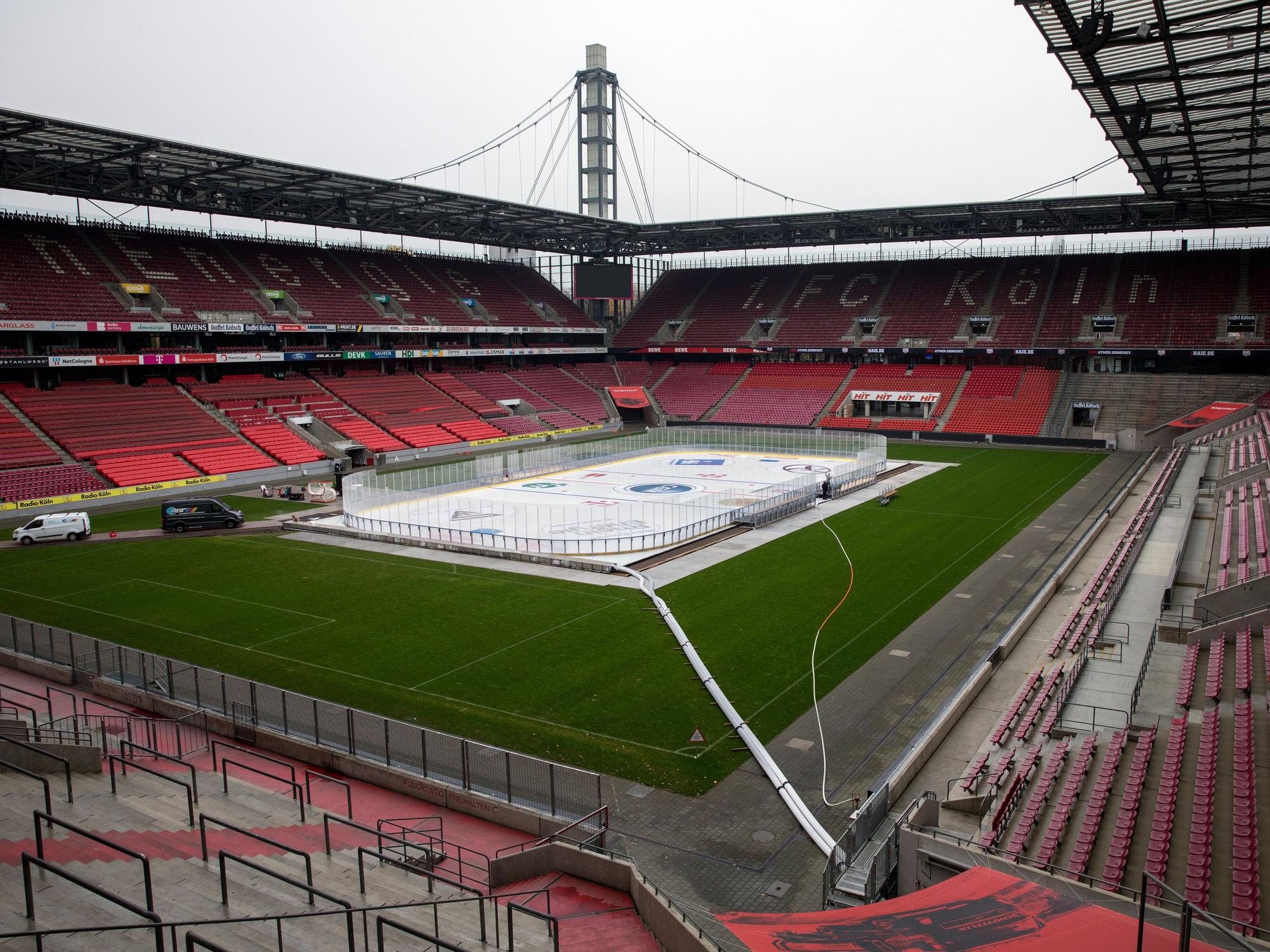 Die Eisfläche im Rheinenergiestadion für das DEL Winter Game.
