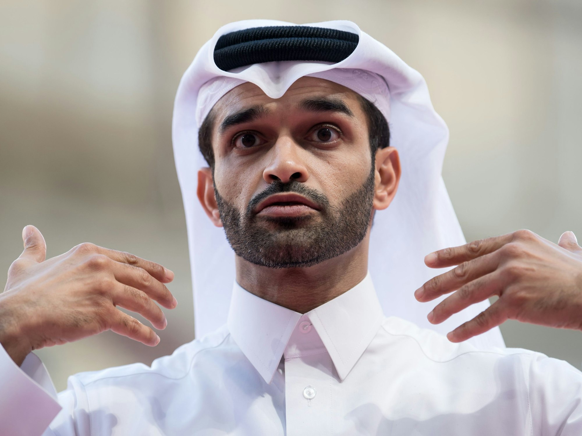 Der Generalsekretär des Organisationskomitees der Fußball-Weltmeisterschaft 2022, Hassan Al-Thawadi, nimmt am 04.01.2018 im Khalifa International Stadium in Doha (Katar) an einer Pressekonferenz teil.