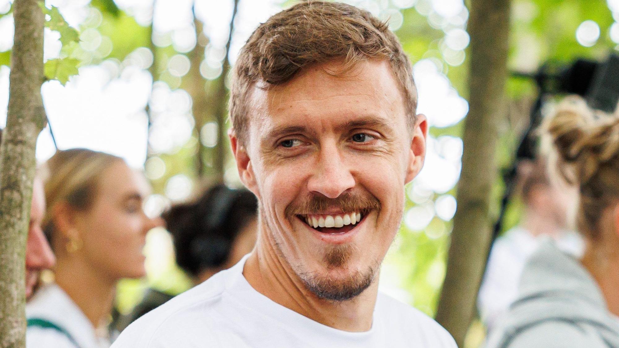 Max Kruse lacht in die Kamera.