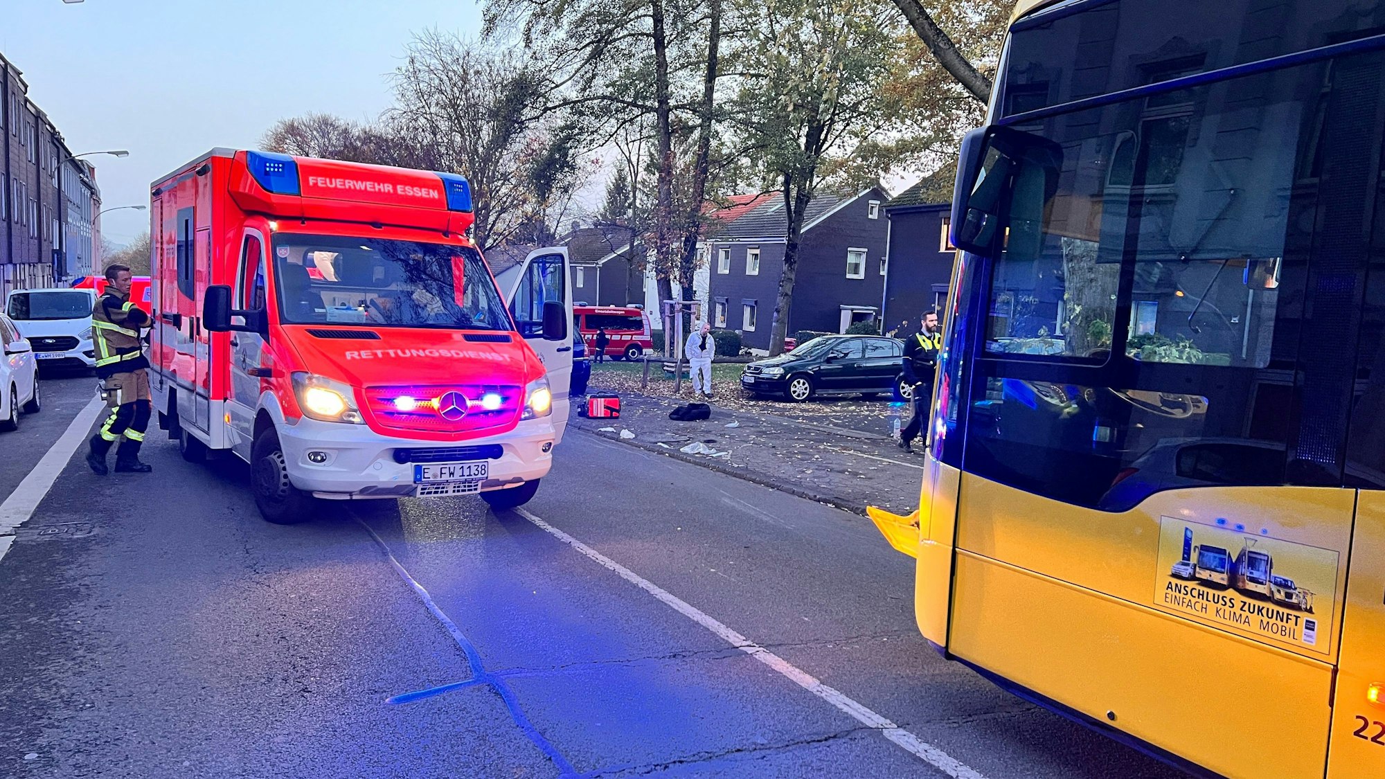 Ein Linienbus steht in Essen an einer Unfallstelle, Rettungskräfte sind im Einsatz.