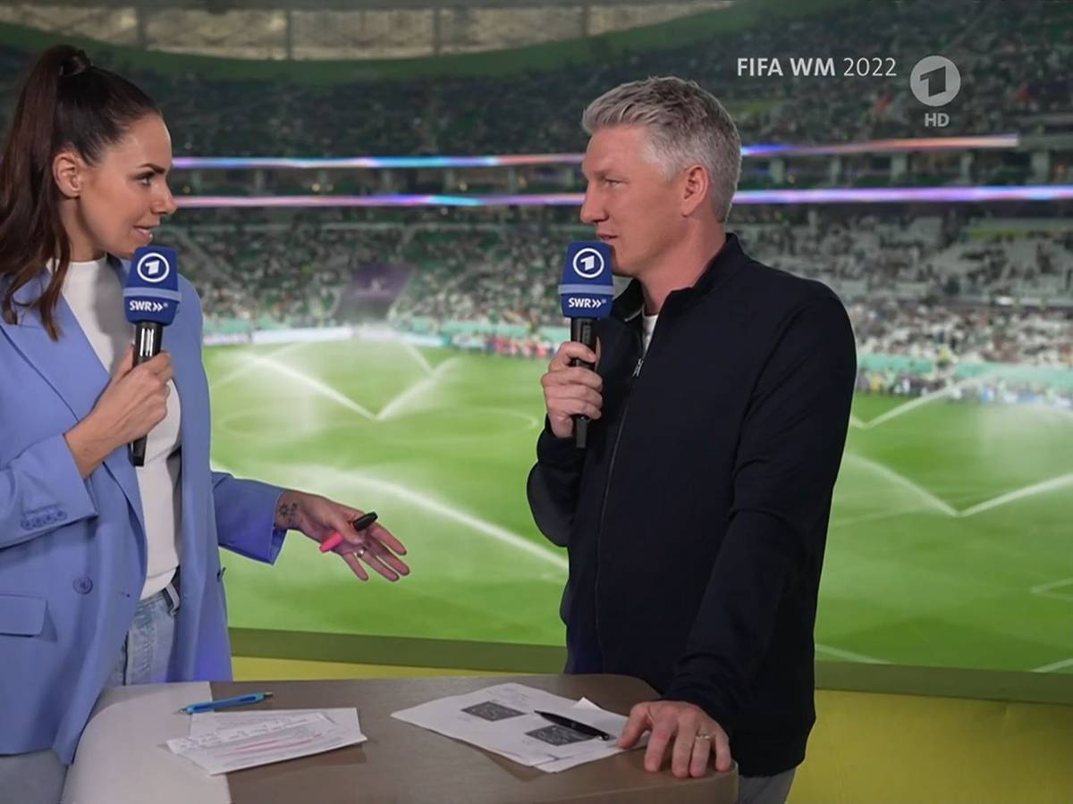 Bei der ARD-Übertragung zum Spiel zwischen den USA und dem Iran sprechen Esther Sedlaczek und Bastian Schweinsteiger im Stadion.